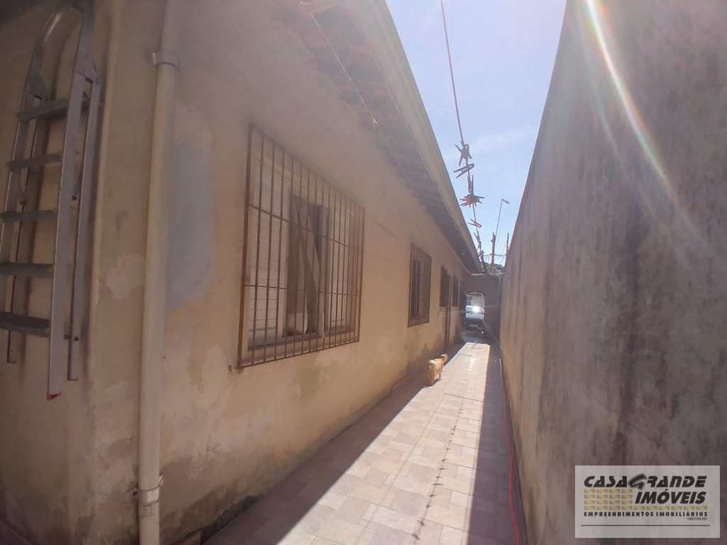 Casa em Praia Grande, no bairro Mirim