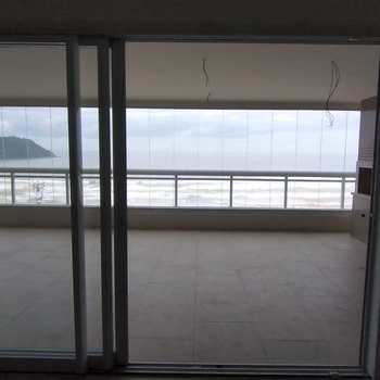 Apartamento em Praia Grande, bairro Canto do Forte