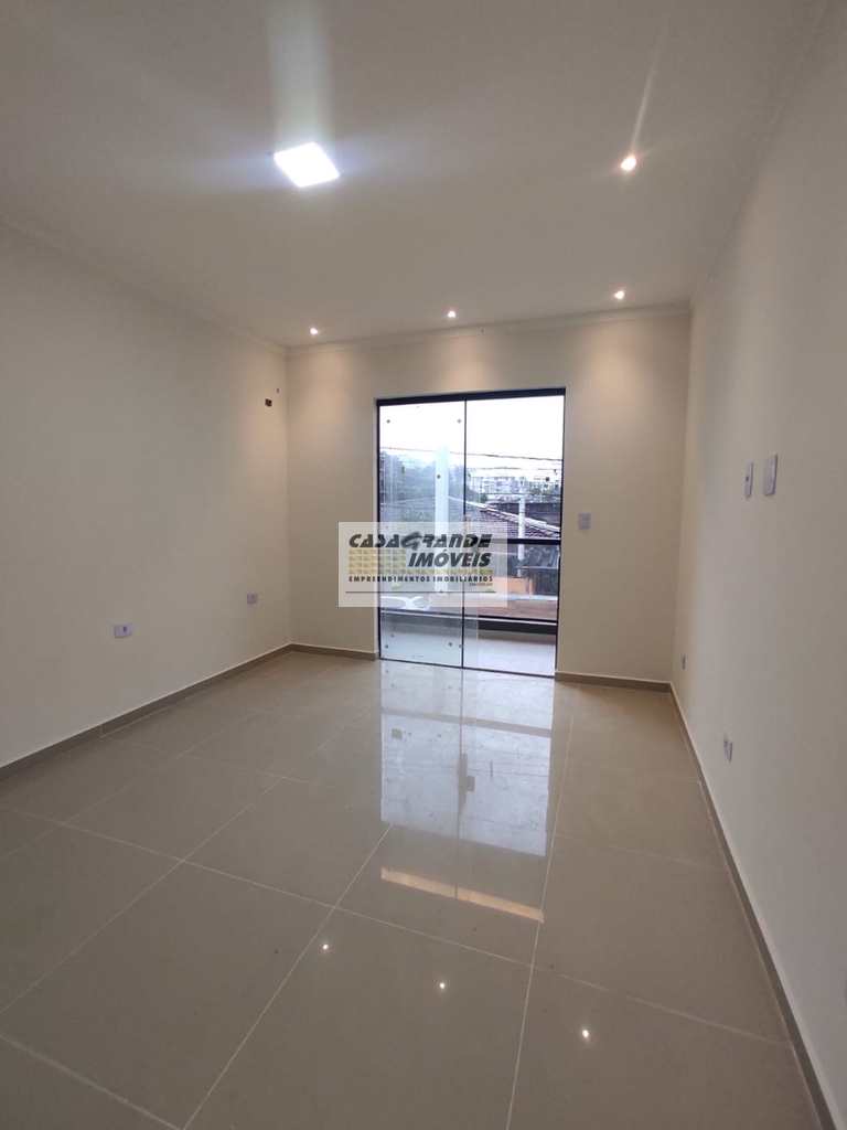 Sobrado em Praia Grande, no bairro CaiÃ§ara