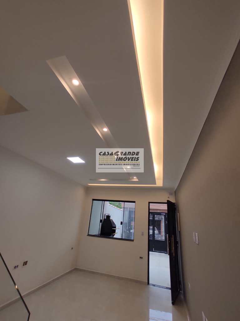 Sobrado em Praia Grande, no bairro CaiÃ§ara