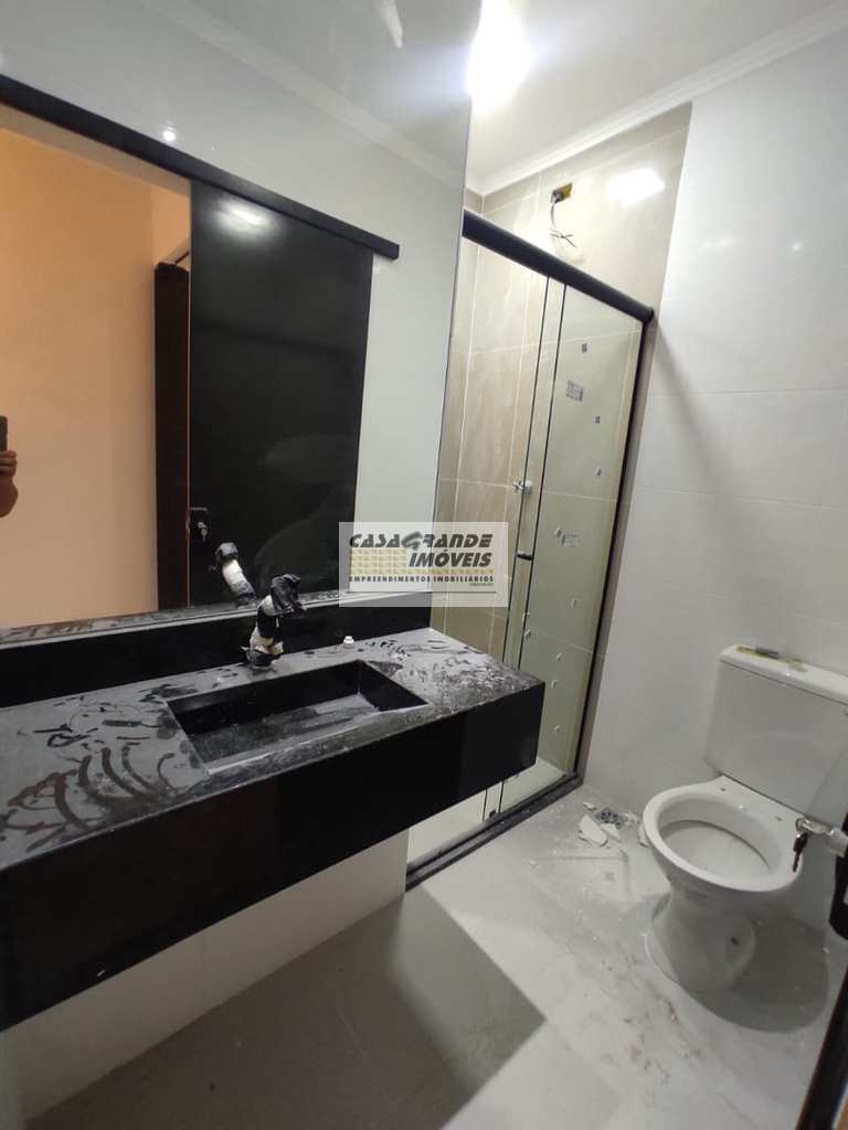 Sobrado em Praia Grande, no bairro CaiÃ§ara