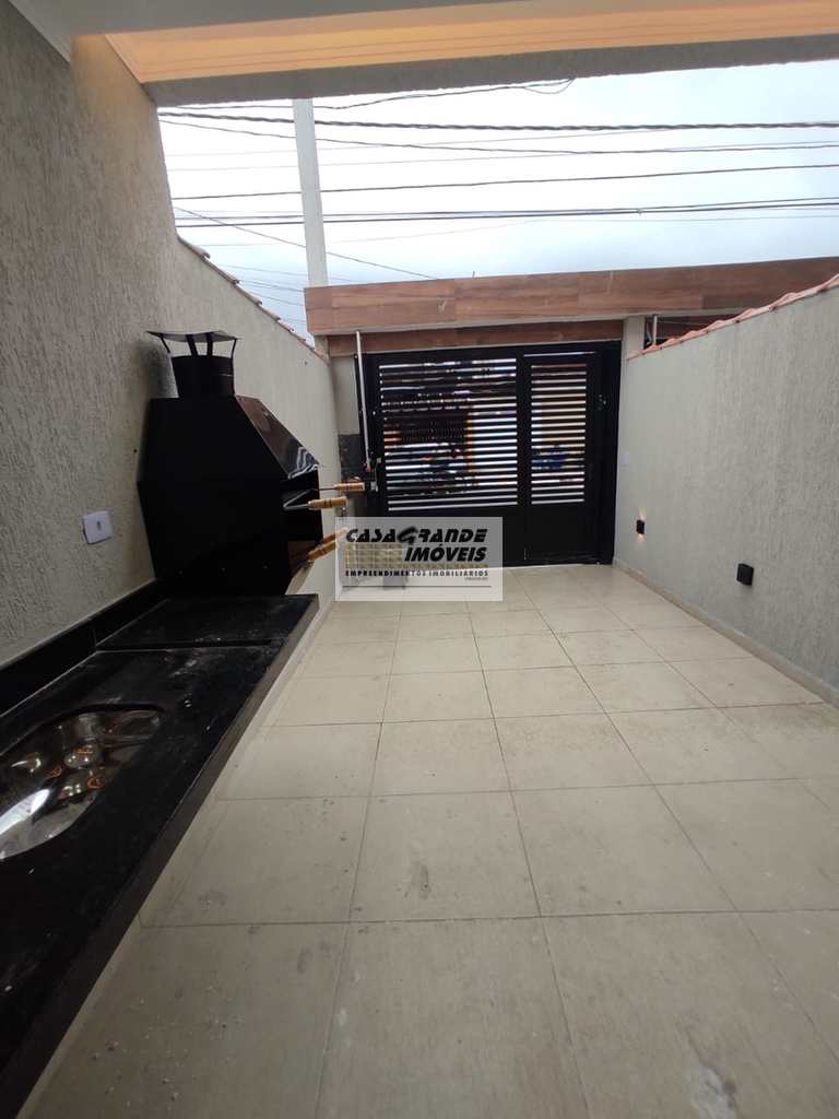 Sobrado em Praia Grande, no bairro CaiÃ§ara