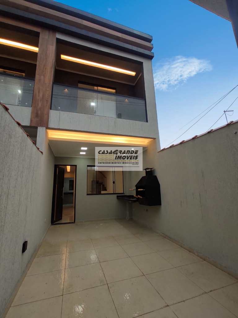 Sobrado em Praia Grande, no bairro CaiÃ§ara