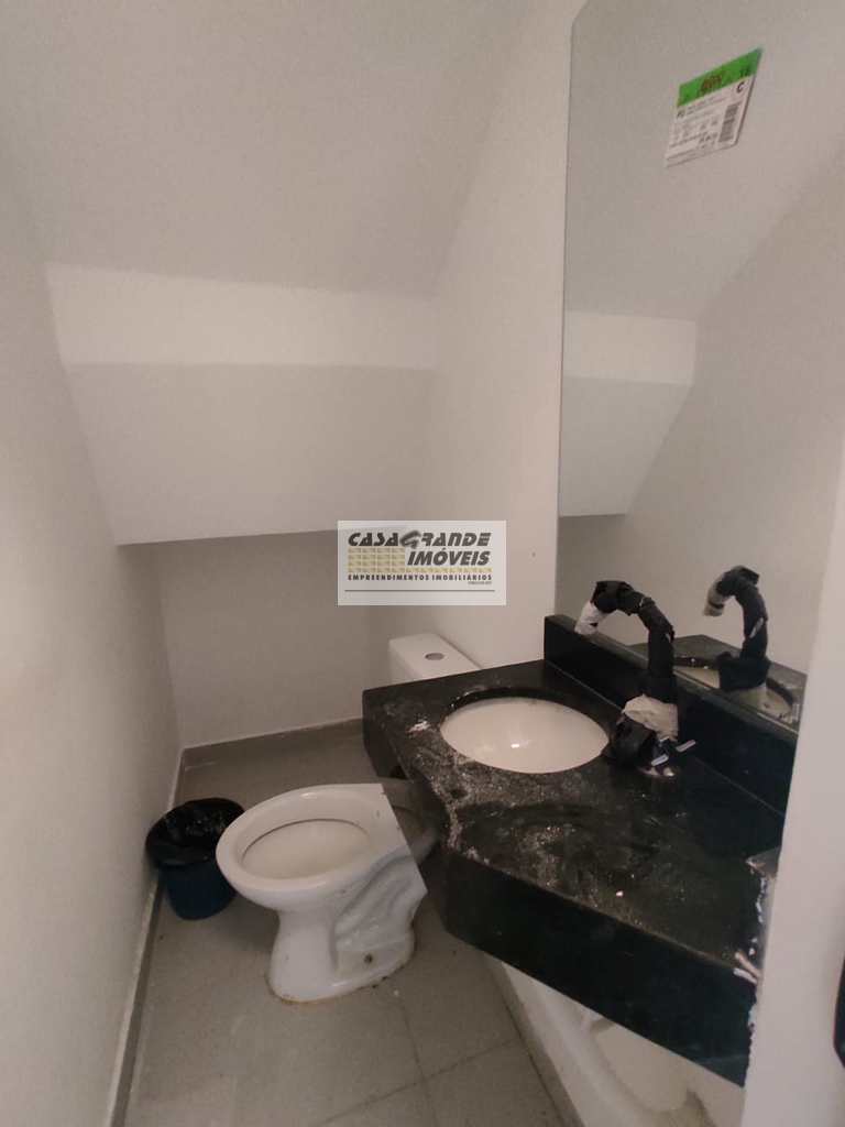 Sobrado em Praia Grande, no bairro CaiÃ§ara