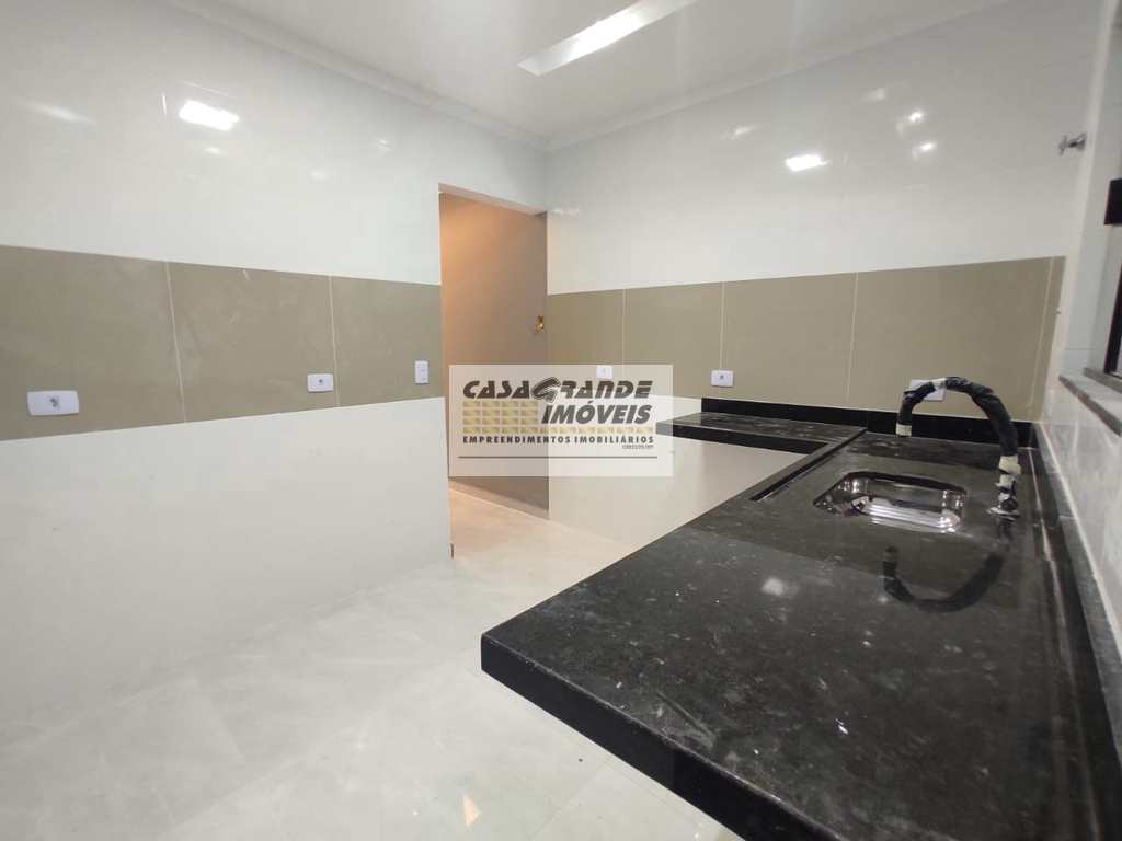 Sobrado em Praia Grande, no bairro CaiÃ§ara