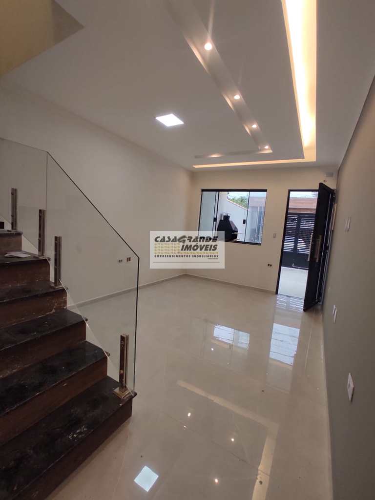 Sobrado em Praia Grande, no bairro CaiÃ§ara