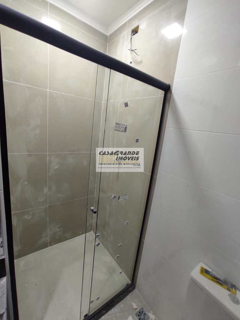 Sobrado em Praia Grande, no bairro CaiÃ§ara