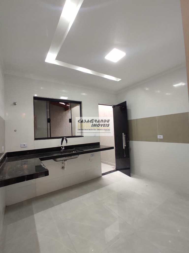 Sobrado em Praia Grande, no bairro CaiÃ§ara