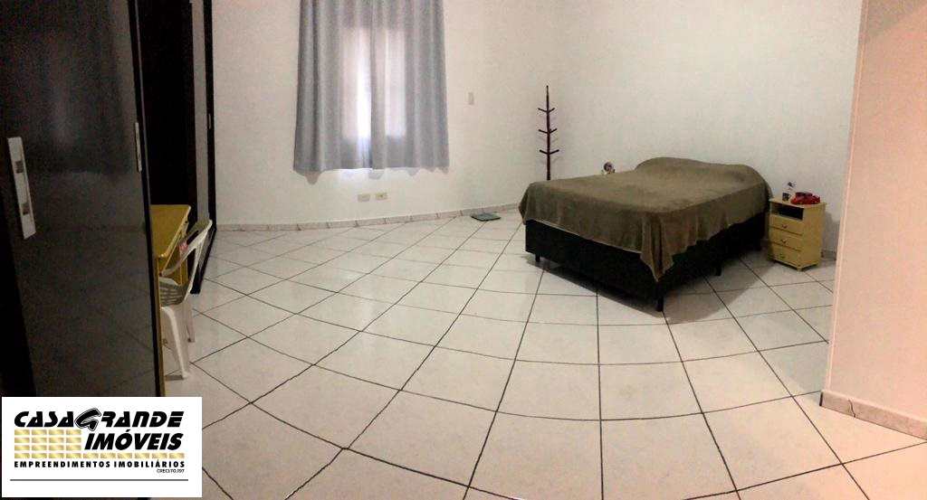 Sobrado em SÃ£o Vicente, no bairro Vila ValenÃ§a