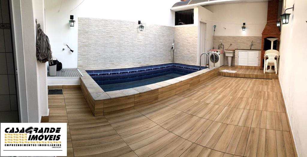 Sobrado em SÃ£o Vicente, no bairro Vila ValenÃ§a