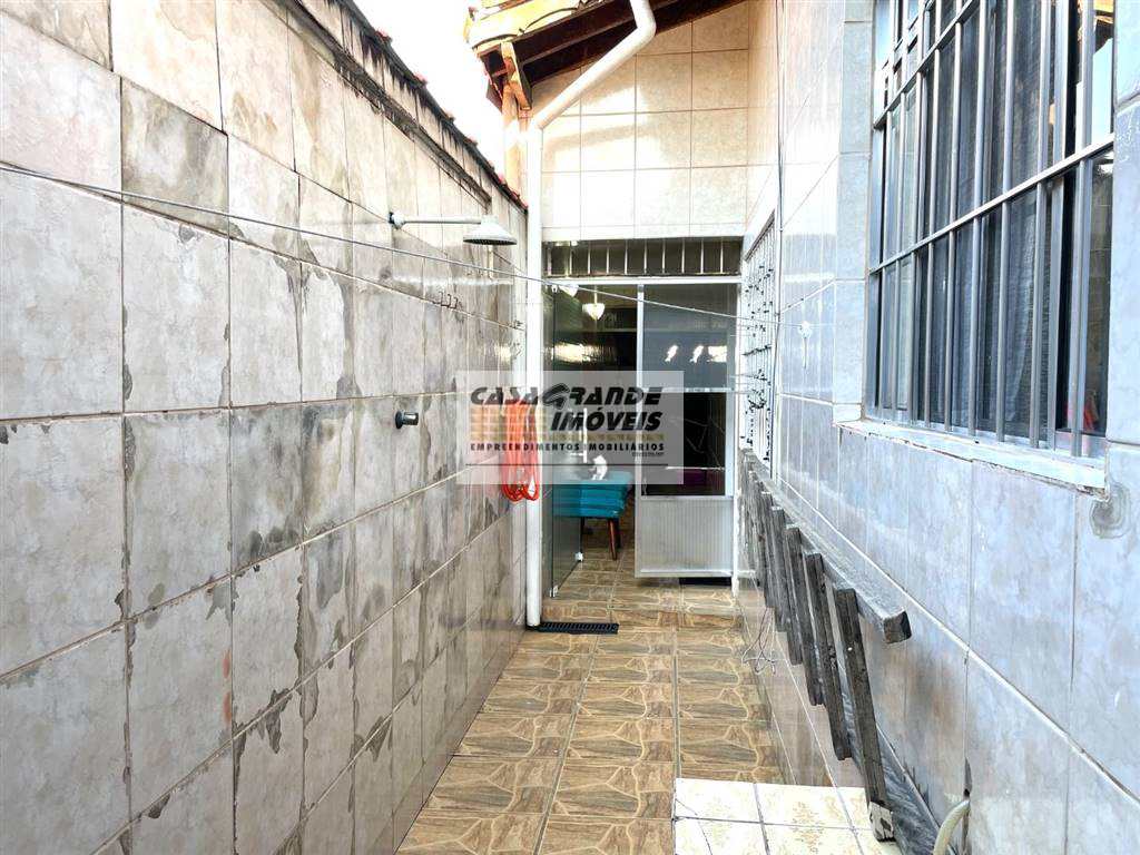 Casa em Praia Grande, no bairro Tupi